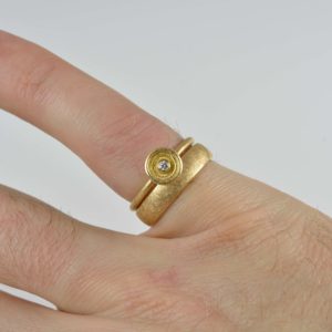 18ct gold ring with diamond alongside band (not included)