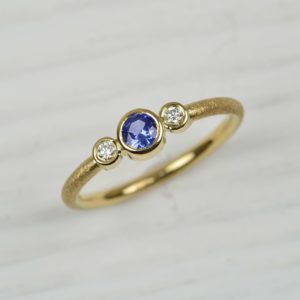 18ct gold ring with tanzanite and diamonds