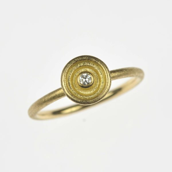 18ct gold ring with diamond