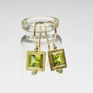 18ct gold earrings with peridot and diamond