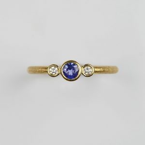 18ct gold ring with tanzanite and diamonds