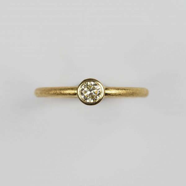 18ct gold ring with champagne diamond
