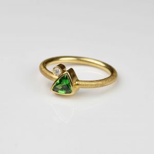 18ct gold ring with tsavorite and diamond