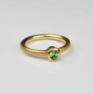 18ct gold ring with mint garnet