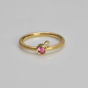 18ct gold pink sapphire ring