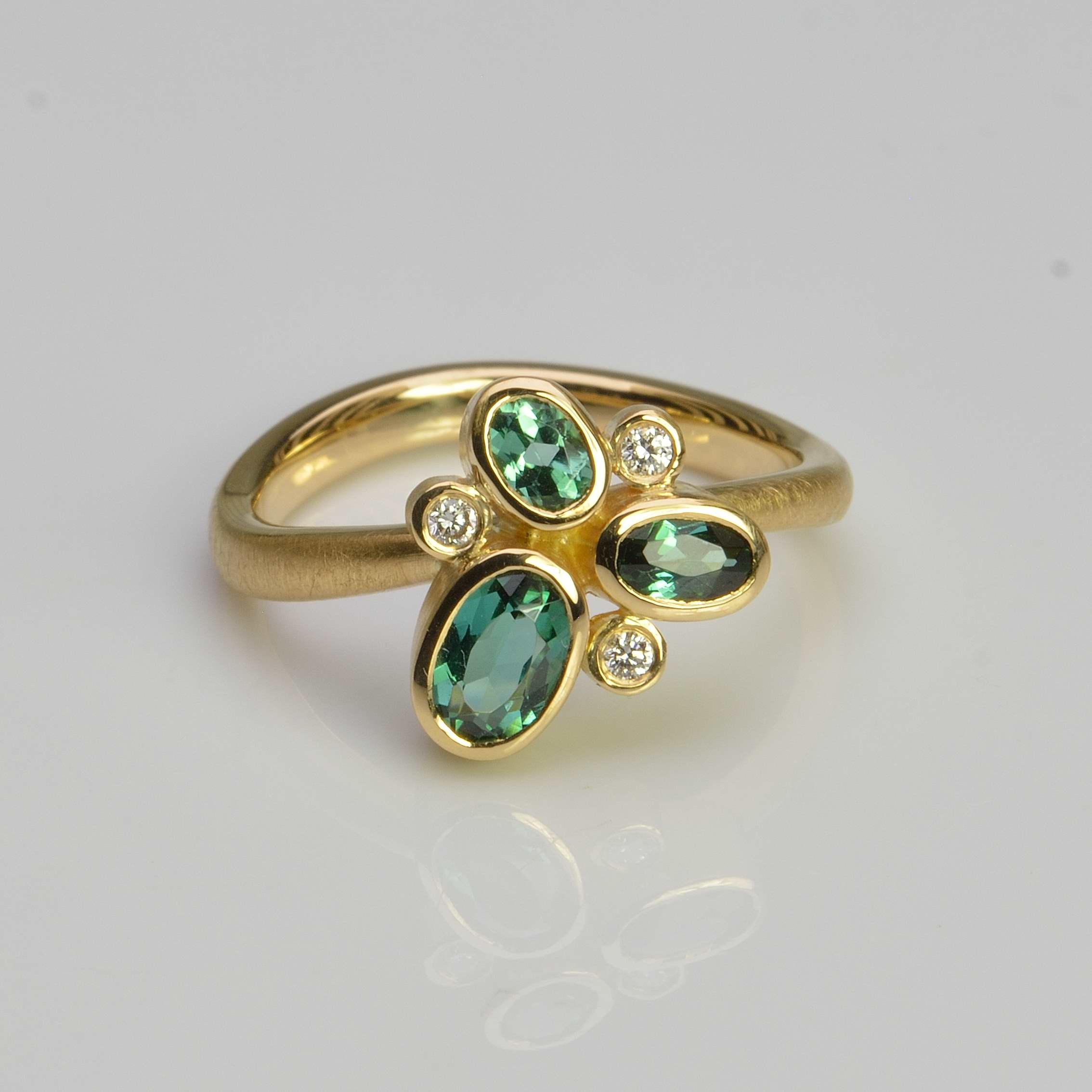 18ct gold ring with tourmaline and diamond