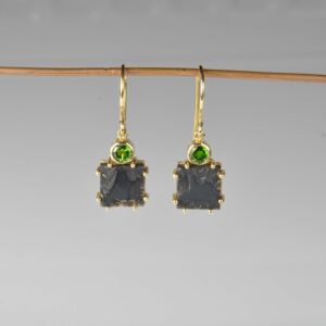 18ct gold onyz and chrome diopside earrings